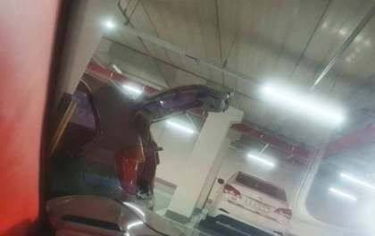 페라리 앞유리 롱크랙 복원 후
